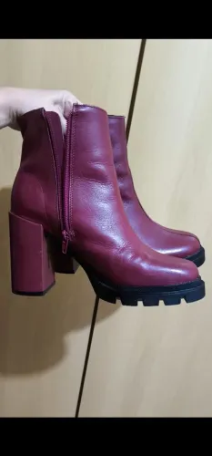 Bota cano curto, tratorada, num 36, marca Sonho dos pés, cor amora.