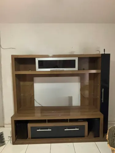 Estante Home Theater para Sala - Madeira com Detalhes em Vidro e Preto