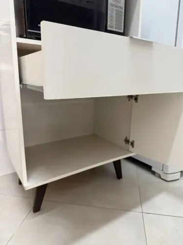 Armário para micro-ondas em MDF branco com gaveta e porta