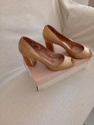 Scarpin dourado Luz da Lua