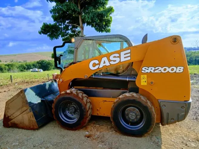 MINICARREGADEIRA CASE SR200B