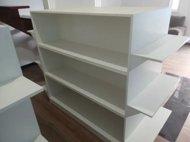 Duas gôndolas / prateleiras MDF seminovas 450,00 CADA
