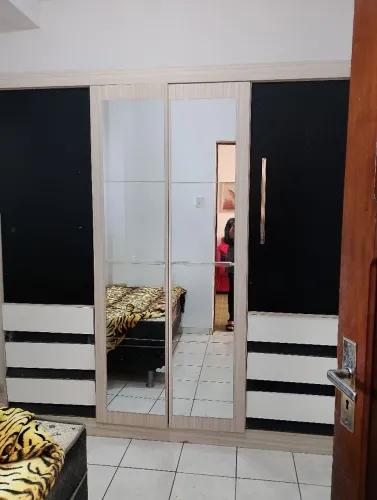 Guarda-roupa casal com espelho