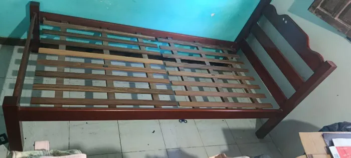 Cama solteiro em madeira  pura, semi nova 