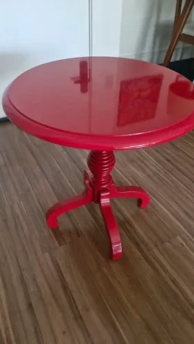 Mesinha de canto vermelha em laca com 60cms