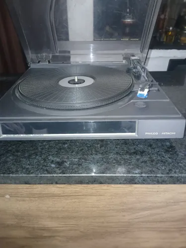 Toca-discos philco Hitachi.