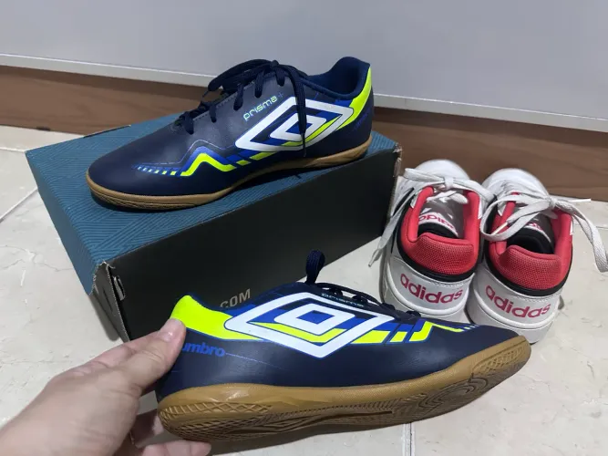 Chuteira futsal e tênis adidas