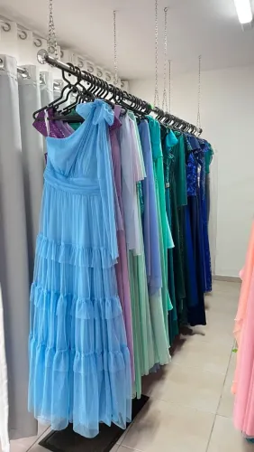 Lote de roupas de aluguél, +100 vestidos de vestas e +70 ternos completos