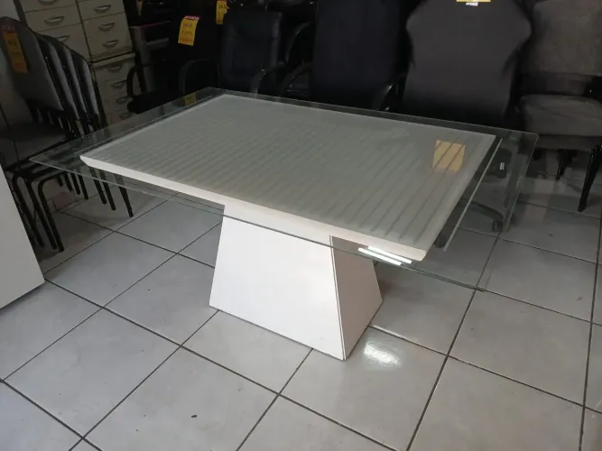 Mesa de jantar com tampo de vidro base de madeira semi nova conservada