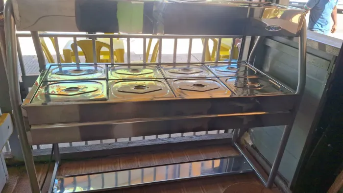 Vende se serve serve com 8 cubas quente e 4 frias .180 por 60 .as cubas tem 10 centimedros