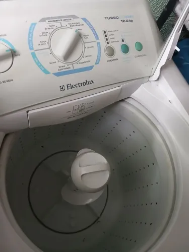Máquina de lavar com vazamento por baixo