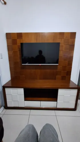 Rack de Madeira Maciça com Painel para TV - Excelente Estado