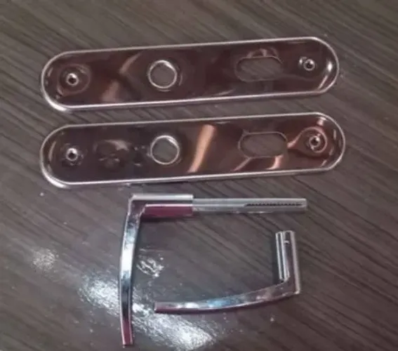 kit de maçanetas com espelhos cromados para portas internas.