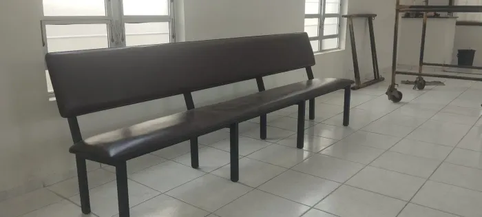 Banco acolchoado para 5 pessoas para igreja/eventos