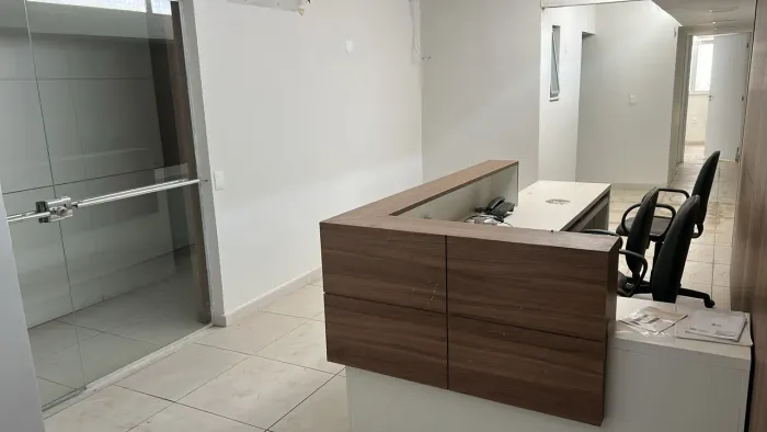 Andar comercial de 340m² no Santa Efigênia, 10 salas, 10 banheiros e 1 vaga.