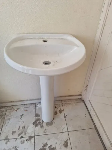 Pia com coluna para banheiro
