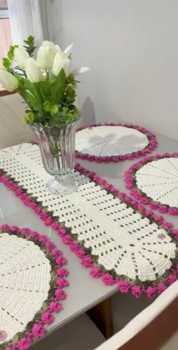 Kit mesa posta crochê tulipinhas , 1 trilho e 4 sousplats