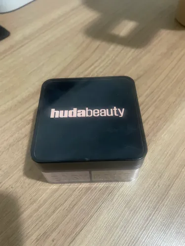 PÓ SOLTO HUDA BEAUTY (cor cherry peach)