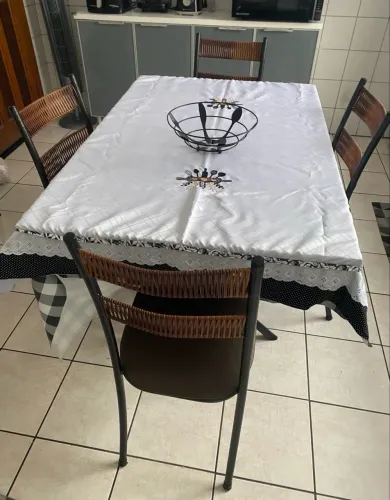 Mesa com 4 cadeiras