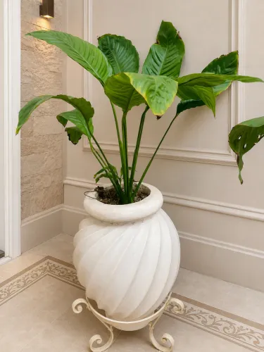 VASO DECORATIVO GRANDE COM PLANTA + SUPORTE DE FERRO ?