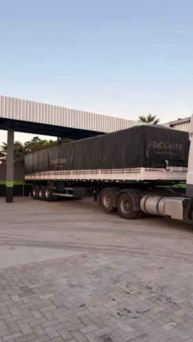 Carreta graneleira Facchini 2023 assoalho de ferro