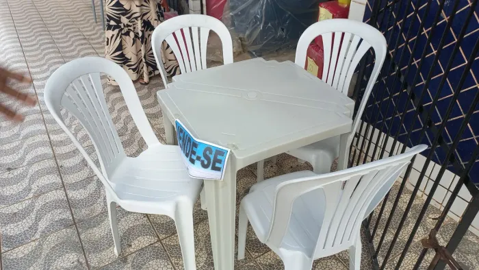 Conjunto de mesa com cadeiras