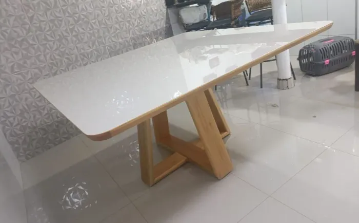 Mesa de jantar 150x150 madeira maciça para 8 cadeiras  ( somente a mesa) 