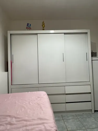 Vendo Guarda roupa 3 portas e 9 gavetas