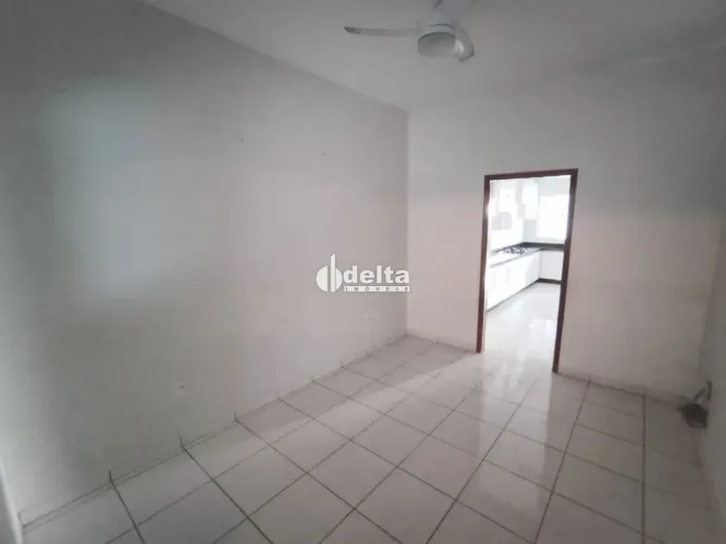Casa com 2 quartos disponível para locação no bairro Tibery em Uberlândia-MG.