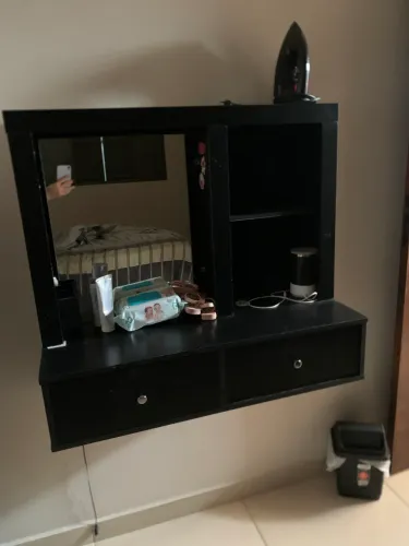 Penteadeira suspensa com espelho e luz - 90x70 cm