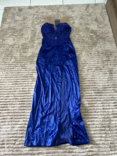 Vestido de festa azul com renda