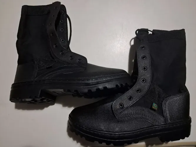 Vendo dois pares de cuturnos novos tamanho 42