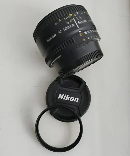 50 mm AF NIKKOR 50 mm 1:1.8D fala Nikon full frame.