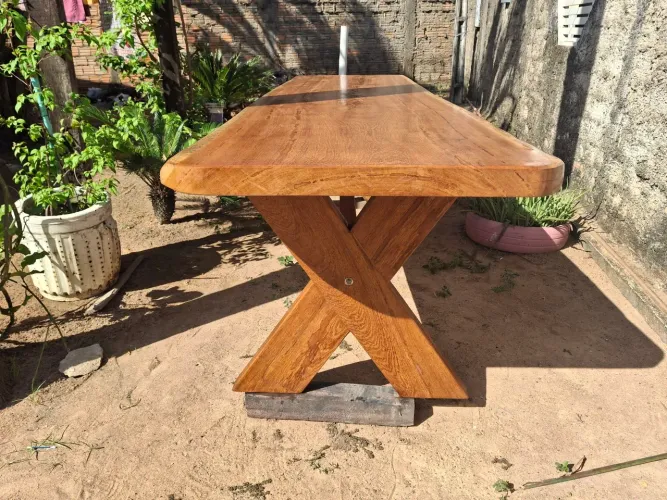 Mesa Angelin medindo 3 metros por 85