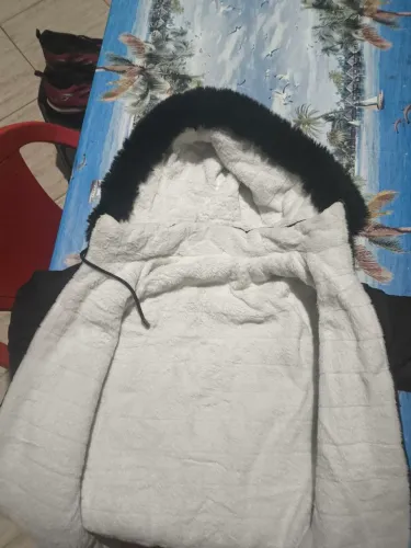 Parka Feminina Preta - Quentinha, Confortável e Estilosa