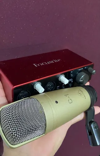 Placa de audio Focusrite e Microfone C1