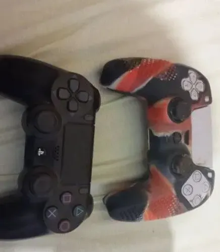 Kit 1 controle de ps4 funcionando perfeitamente e 1 de ps5 com defeito 