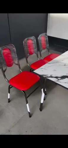 Mesa com cadeiras conjuntos