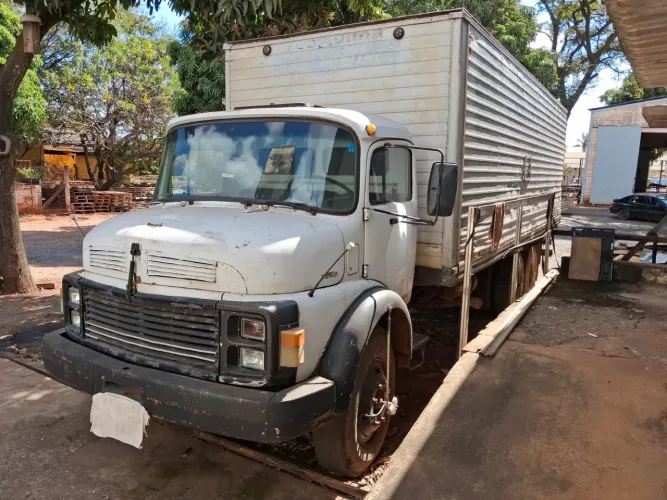 1113 Truck baú com assoalho de chapa antiderrapante