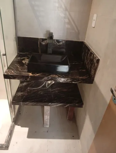 Bancada de banheiro no quartzo Nero máquina 