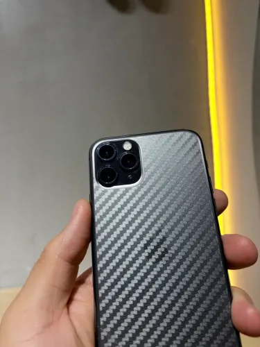 iPhone 11 Pro 64 gb trincado na parte de trás 