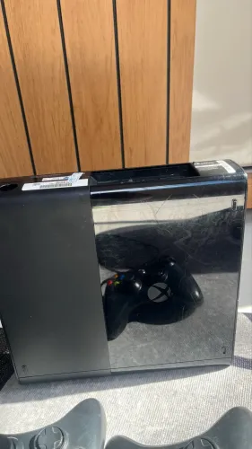 Xbox 360 + 2 controles + 2 jogos originais