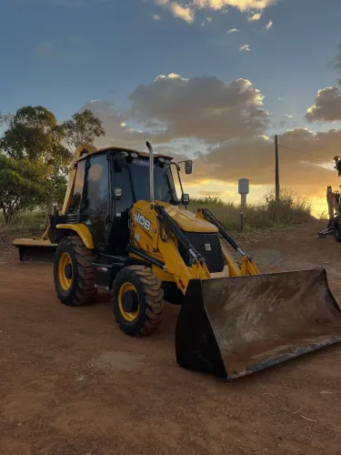 RETROESCAVADEIRA JCB