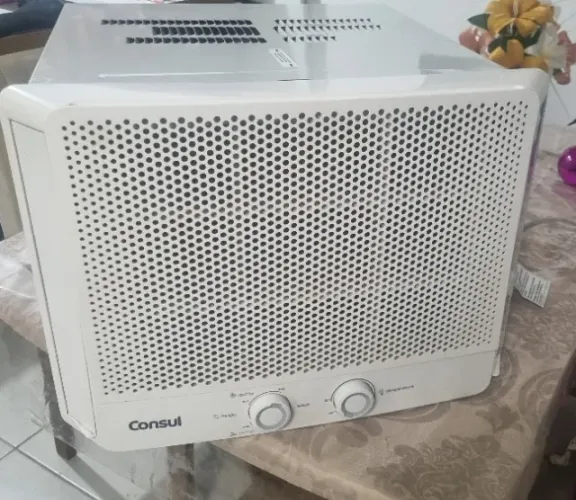 Vendo Ar-condicionado Janela 10.000 BTUs Consul Pouco tempo de uso , está muito novo.