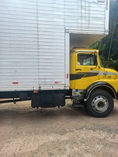 Vende caminhão baú MB 1118 ano 89