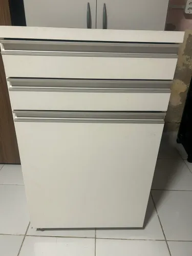 Armário térreo com 2 gavetas e uma porta.