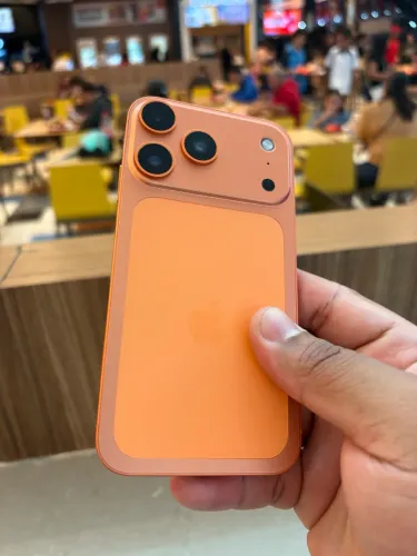 IPhone 11 128 montado na carcaça 17 Pro