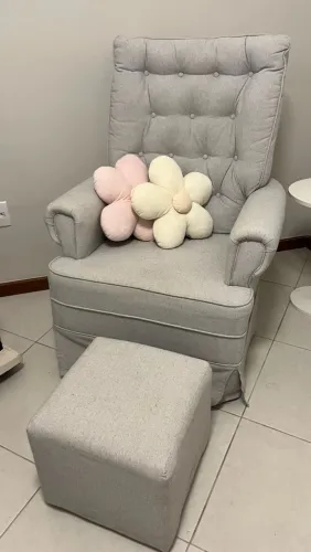 Poltrona amamentação de balanço + puff em linho
