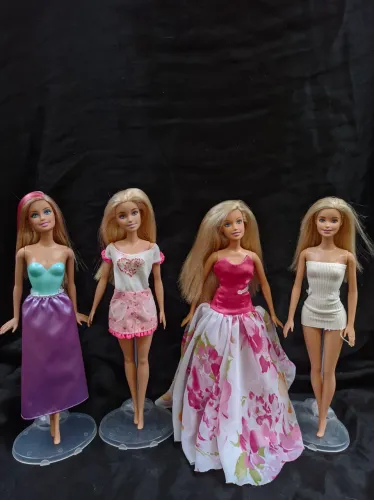Lote 4 bonecas barbies (05) 