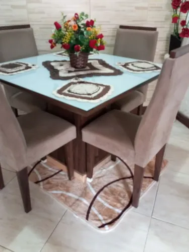Mesa de jantar quatro cadeiras 